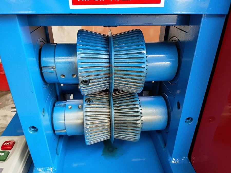 Upper and lower adjustable dual boot blades